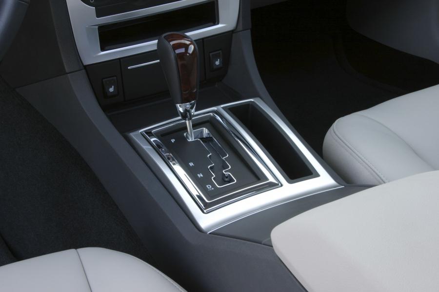 Детали интерьера Chrysler 300C (LX) 2005 года  (фото 101 из 120)